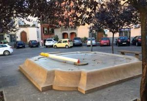 Vetralla - La sigaretta finta comparsa sulla fontana di piazza della Rocca