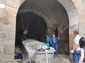La pulizia del lavatoio a Bagnaia