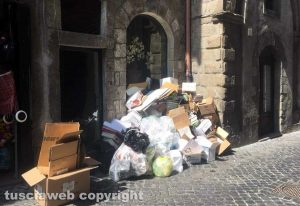 Cumuli di rifiuti in via San Lorenzo