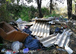Eternit e mobili abbandonati in zona Riello