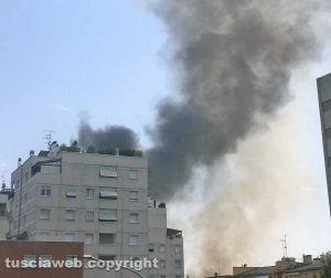 Bologna - Cisterna in fiamme - Il fumo dalla finestra dell'ufficio di Antonella Oliva nel quatiere di Borgo Panigale