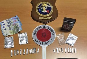 Civita Castellana - La droga e il materiale sequestrato dai carabinieri