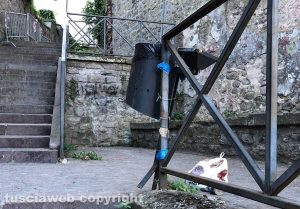 Viterbo - Il cestino rotto in via del Ganfione
