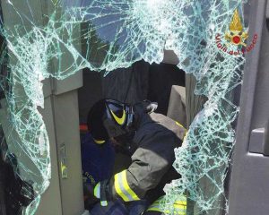 Civitavecchia - Autoarticolato si ribalta sull'Aurelia