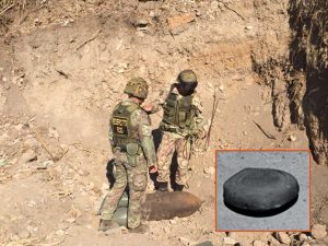 Artificieri in azione - Nel riquadro una mina antiuomo