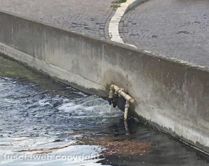 Viterbo - Il rubinetto che regola il flusso dell’acqua del monumento dei paracadutisti al Sacrario