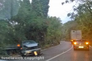 Orte - Auto va a sbattere contro il guardrail