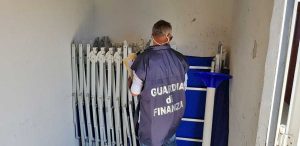 I controlli e i sequestri della Finanza agli stabilimenti balneari