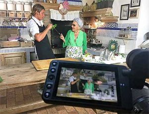 Alberto Mezzetti al lavoro con nonna Pasqualina