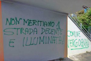 La scritta in strada Capretta