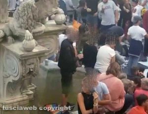 Viterbo - La fontana di piazza delle Erbe invasa da una calca di persone il 3 settembre