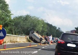 Viterbo - Auto cappotta sulla superstrada