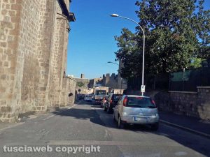 Viterbo - Fila per l'incidente in via Vico Squarano