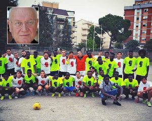 Viterbo - L'incontro di calcio tra i richiedenti asilo e gli animatori della Verità - Nel riquadro: Il vescovo Lino Fumagalli