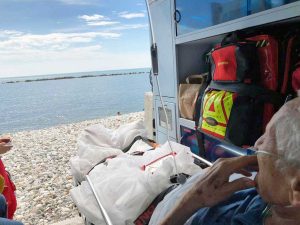 Marina di Carrara - La foto dell'anziano in ambulanza che ha chiesto di vedere il mare per l'ultima volta