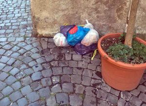 Viterbo - Sacchi dell'immondizia lasciati in strada