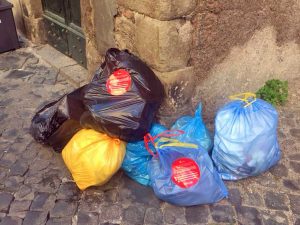 Viterbo - Sacchi dell'immondizia lasciati in strada