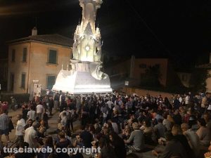Gloria di fronte alla basilica di Santa Rosa