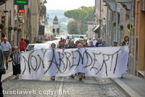 Tarquinia - Il comitato per la riqualificazione di San Giorgio in corteo per chiedere al sindaco Pietro Mencarini di ritirare le dimissioni