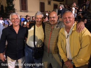 Foto di gruppo sotto la macchina di santa Rosa