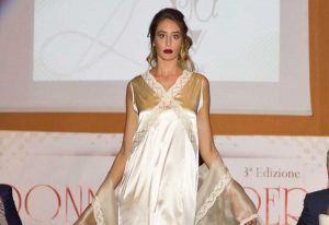 Una sfilata di Donne in opera