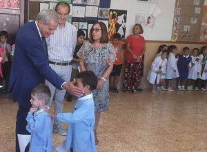 Il sindaco Giovanni Arena e l'assessore Micci alla scuola di Grotte Santo Stefano