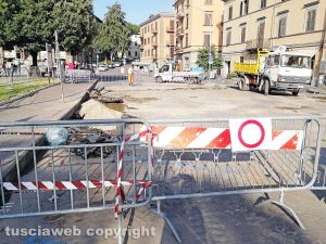 Viterbo - Piazza della Rocca chiusa per la voragine