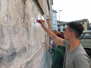 Viterbo - Gli studenti ridipingono il muro del Buratti