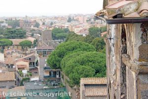 Viterbo dall'alto - Al centro: Torre e mura medioevali - A destra: Il campanile della chiesa di san Sisto
