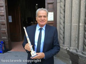 Il sindaco di Viterbo Giovanni Arena con il bozzetto di un Giglio di Nola