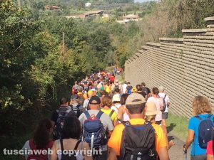 Centinaia di camminatori sulle vie dell’esilio da Soriano nel Cimino a Vitorchiano
