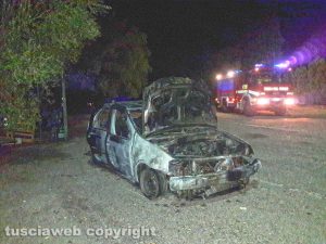 Auto in fiamme nel parcheggio del cimitero