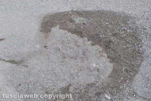 Viterbo - Tombino sepolto dal brecciolino in via Villanova