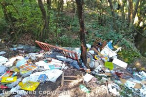 Viterbo - Immondizia lungo strada Degli Orti