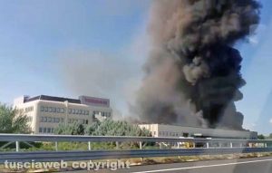 Roma - In fiamme il capannone Nissan a Capena