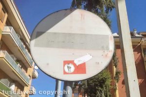 Viterbo - Cartello invisibile in via Carlo Cattaneo