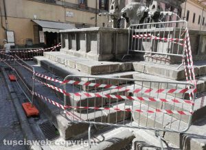 La fontana di piazza Fontana Grande danneggiata