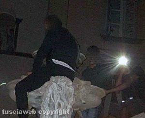 Viterbo - La fontana di piazza delle Erbe invasa da una calca di persone il 3 settembre