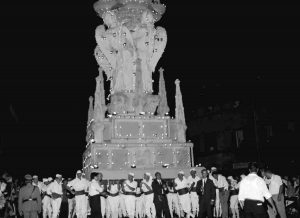 1969 - Fermata Fontana Grande in cui Giuseppe Zucchi ordina a Nello Celestini in primo piano di spalle di far sgomberare la folla a via Cavour