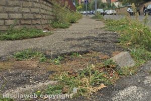 Viterbo - Marciapiede dissestato in via Della Pila