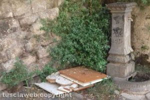 Viterbo - Rifiuti in via Vallecupa