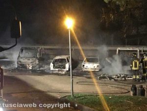 Capranica - Due camper e due auto distrutte dalle fiamme - L'intervento dei vigili del fuoco