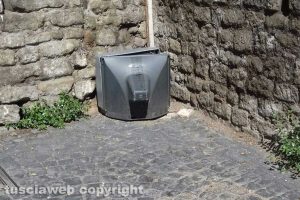 Viterbo - La tv abbandonata in via Valle cupa