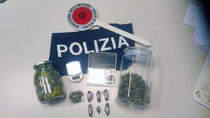 Viterbo - La droga sequestrata dagli agenti della mobile