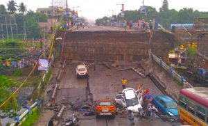 Crollo di un ponte a Calcutta