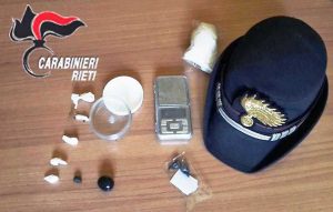 Canepina - La droga e il bilancino sequestrati dai carabinieri di Rieti