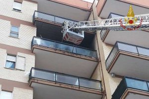 Civitavecchia - L'intervento dei vigili del fuoco per l'armadio in fiamme sul balcone