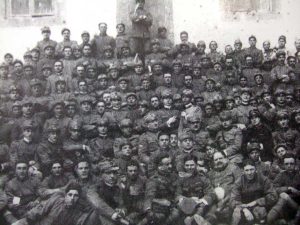 Fanteria a piazza della Rocca in partenza per il fronte