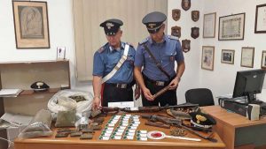 Civitavecchia - Carabinieri - Le armi e la droga sequestrati