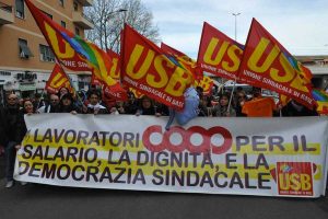 Coop - Una manifestazione dell'Usb